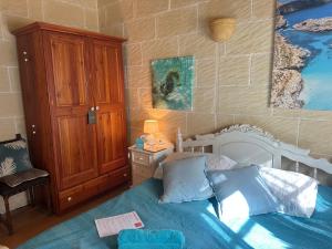 Postel nebo postele na pokoji v ubytování Gozo Sunset Farmhouse