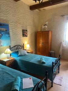 Postel nebo postele na pokoji v ubytování Gozo Sunset Farmhouse