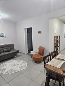a living room with a couch and a table at Hospedaria Caminho da Toca Centro in Passa Quatro