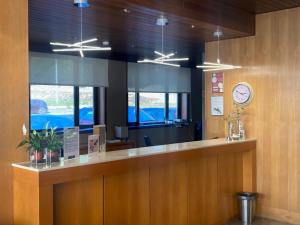 マトジニョシュにあるHotel Vianorteの時計付きカウンター付き事務所