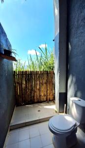 bagno con servizi igienici e recinzione di Hostal Mama Tayrona a Santa Marta