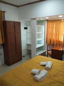 Un dormitorio con una cama con dos toallas encima. en La posada de Norma, en Capilla del Monte
