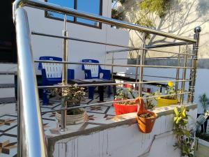 Rõdu või terrass majutusasutuses Bageecha - Mahakumbh Ki Yaadon Ka