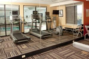 Fitness centrum a/nebo fitness zařízení v ubytování Courtyard by Marriott Norman