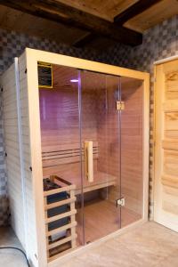 una sauna con una porta a vetri in una stanza di Kuća za odmor Toma a Prvan Selo