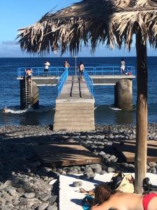 un groupe de personnes marchant sur une jetée au-dessus de l'eau dans l'établissement Casa Dona Teresa, à Santa Cruz