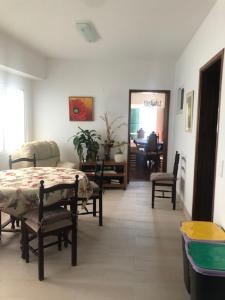 une salle à manger avec une table et des chaises dans une pièce dans l'établissement Casa Dona Teresa, à Santa Cruz 3 autres photos