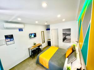 Televízia a/alebo spoločenská miestnosť v ubytovaní Dori Rooms Hostal + 37 fotografií
