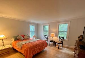 Voodi või voodid majutusasutuse Perfect location! Minutes to beaches! Beach pass! toas