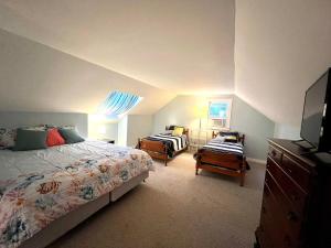Voodi või voodid majutusasutuse Perfect location! Minutes to beaches! Beach pass! toas