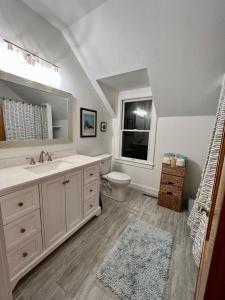 Vannituba majutusasutuses Perfect location! Minutes to beaches! Beach pass!