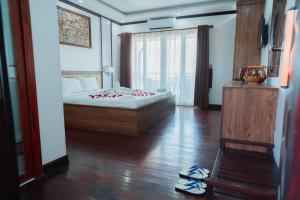 Postel nebo postele na pokoji v ubytování Vientiane Ruby Riverside Hotel