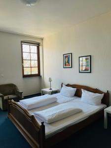 Postel nebo postele na pokoji v ubytování Badischer Hof Hotel