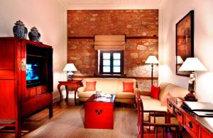 A television and/or entertainment centre at Divan Cukurhan