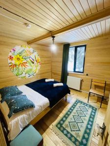 メスティアにあるWooden huts In Mestia-Hut for 14の木製の壁の部屋にあるベッドのある寝室