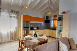 un salon avec une table et une cuisine dans l'établissement villa bouginvillier, à Pointe-Noire