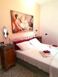 A bed or beds in a room at DUETERRE Room & Host