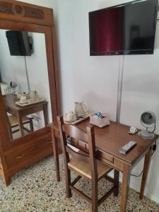 A television and/or entertainment centre at DUETERRE Room & Host
