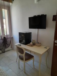A television and/or entertainment centre at DUETERRE Room & Host