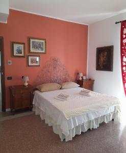 A bed or beds in a room at DUETERRE Room & Host