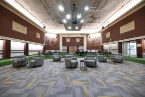 印第安纳波利斯Downtown Indy Lucas Oil- Conv Center Skywalk#2的大楼内带桌椅的大型客房