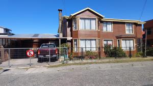a house with a truck parked in front of it at Casa los Villarroel in Ancud
