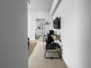 サンファンにあるAquabella 5 Seaside Haven in Isla Verdeの椅子とテーブルのあるリビングルーム