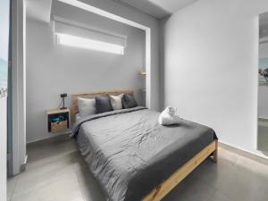 サンファンにあるAquabella 5 Seaside Haven in Isla Verdeのベッドルーム1室(ベッド1台、テディベア付)