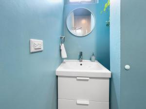 サンファンにあるAquabella 5 Seaside Haven in Isla Verdeの白い洗面台と鏡のあるバスルーム +11枚の写真