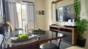 un soggiorno con tavolo e piatti di cibo sopra di Apartamento a 10 minutos a pé da Roda Gigante a Balneário Camboriú