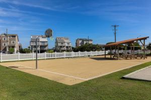 Tenis a/nebo squash v ubytování Beach, Views, and Relaxation at What The Shell! nebo okolí