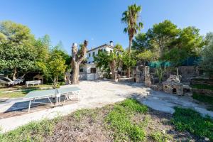 una mesa de picnic frente a una casa en Casa Calafell, en Segur de Calafell