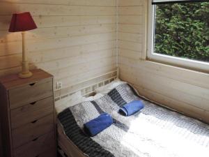 ein Schlafzimmer mit einem Bett mit zwei Kissen und einem Fenster in der Unterkunft Bungalow in Kolczewo near Baltic Sea & Lakes in Kołczewo