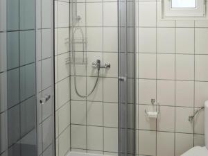 eine Dusche im Bad mit weißen Fliesen in der Unterkunft Bungalow in Kolczewo near Baltic Sea & Lakes in Kołczewo + 13 Fotos