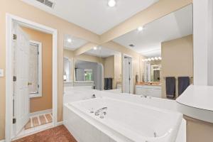 Koupelna v ubytování New, Spacious and charming, with a river view, conveniently located near skiing and golf