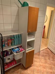 una nevera con la puerta abierta con sus estanterías en 2 bedrooms apartment, en Trondheim 5 fotos más
