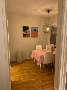 comedor con mesa y sillas rosas en 2 bedrooms apartment, en Trondheim