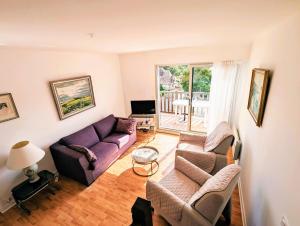 a living room with a purple couch and chairs at Les Sables d'Or - accès direct plage, vue mer, terrasses, parking in Houlgate