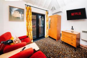 TV a/nebo společenská místnost v ubytování Quirky and Cosy Soho Stables House