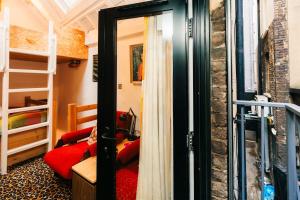 Postel nebo postele na pokoji v ubytování Quirky and Cosy Soho Stables House