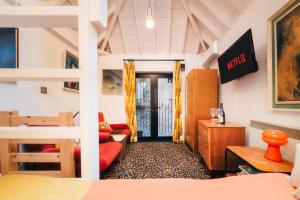 Posezení v ubytování Quirky and Cosy Soho Stables House