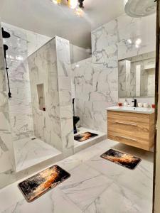 bagno con pareti in marmo bianco e lavandino di two appartements in same house with rooftop ad Agadir