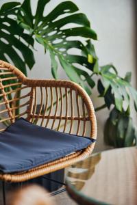 圣卡塔利娜岛Casa Bodhi的一张桌子旁放着一把藤椅，椅子上放着一个蓝色坐垫。 更多24张照片