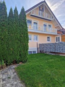 a house with a large bush in front of it at Wohnung Nr1 mir Garten und Terrasse in Mengkofen