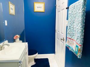 un bagno blu con un water e un lavandino di Entire Private 1BR Home for Travelers, Families, Work & Long Stays with Fast WiFi a Norcross Altre 31 foto