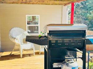 una griglia su un ponte con un tavolo e una sedia di Entire Private 1BR Home for Travelers, Families, Work & Long Stays with Fast WiFi a Norcross