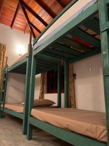 Postel nebo postele na pokoji v ubytování Ceylon Glory Hostel