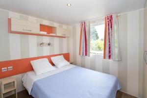 アルジェレス・シュル・メールにあるVillage Vacances Les Abricotiers (by Popinns)の小さなベッドルーム(ベッド1台、窓付)