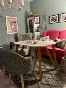a living room with a table and a couch at Ferienwohnung Elisabeth in Blankenhain