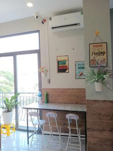 a dining room with a table and stools at MiniRoom 1 khách tại Vinhome Grand Park in Ho Chi Minh City